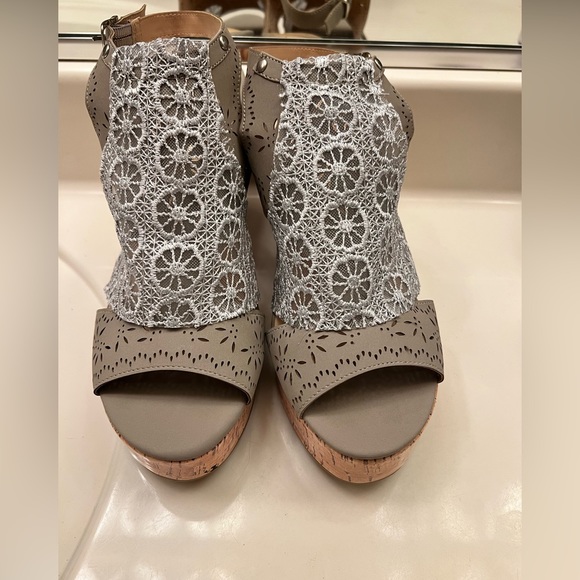 Tinstree gray with lace wedge shoes size 11 - Picture 4 of 4